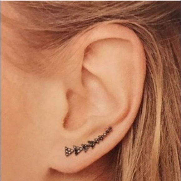 :: Stella & Dot🖤⚔️🖤Black Hematite Pavé Triangle Ear Climbers Rare Retired - Picture 4 of 8